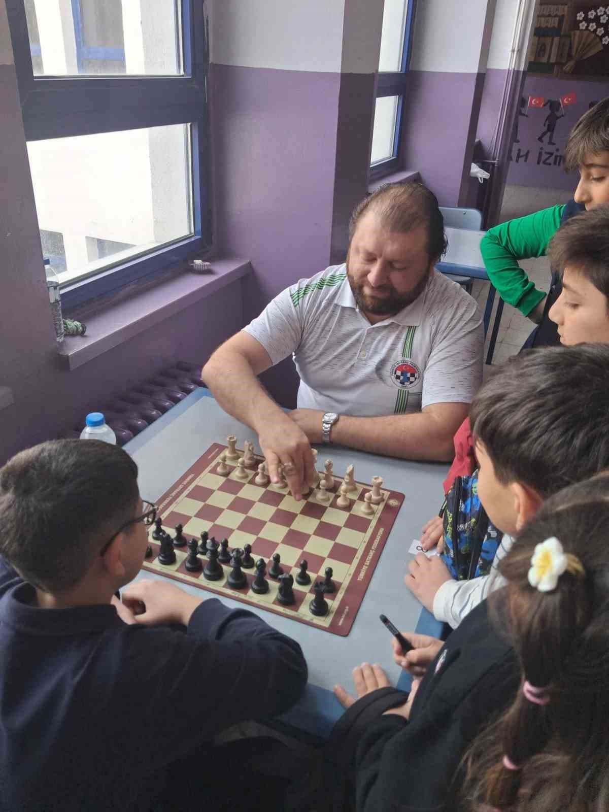 Kars’ta Yeşilay Haftası’na özel satranç turnuvası yoğun ilgi gördü