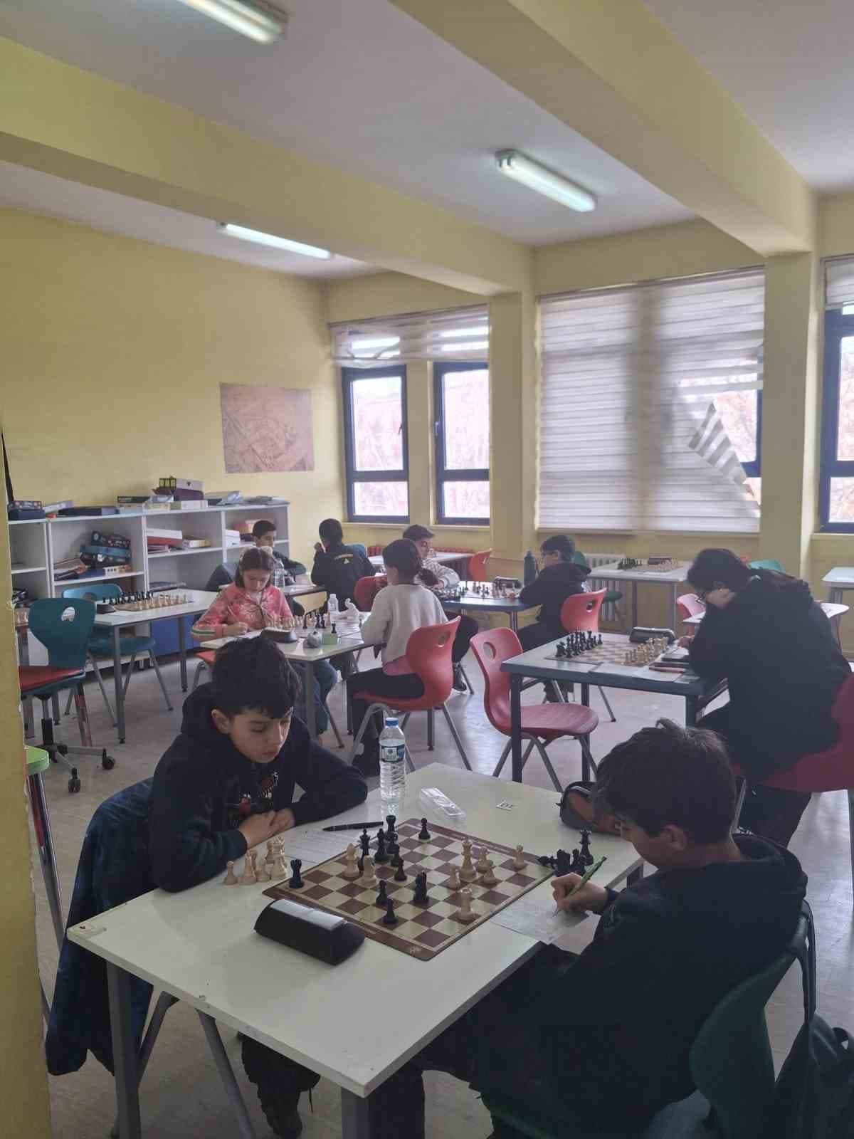 Kars’ta Yeşilay Haftası’na özel satranç turnuvası yoğun ilgi gördü