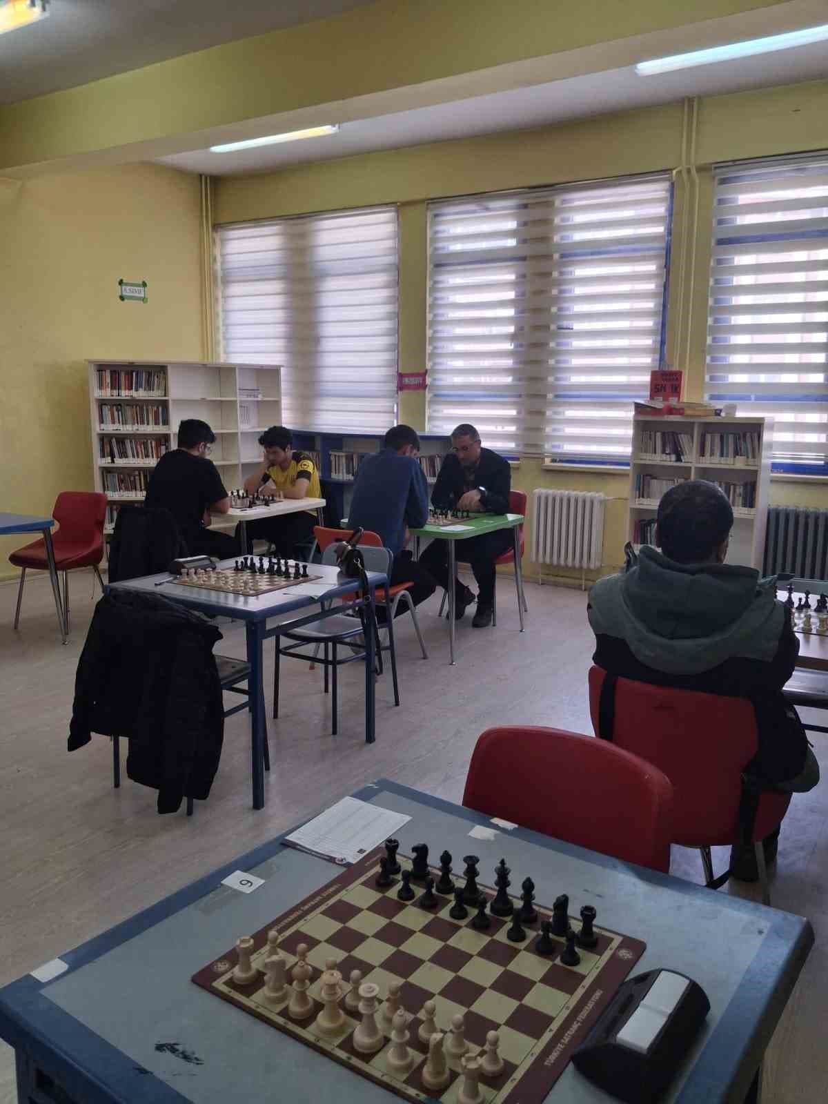 Kars’ta Yeşilay Haftası’na özel satranç turnuvası yoğun ilgi gördü