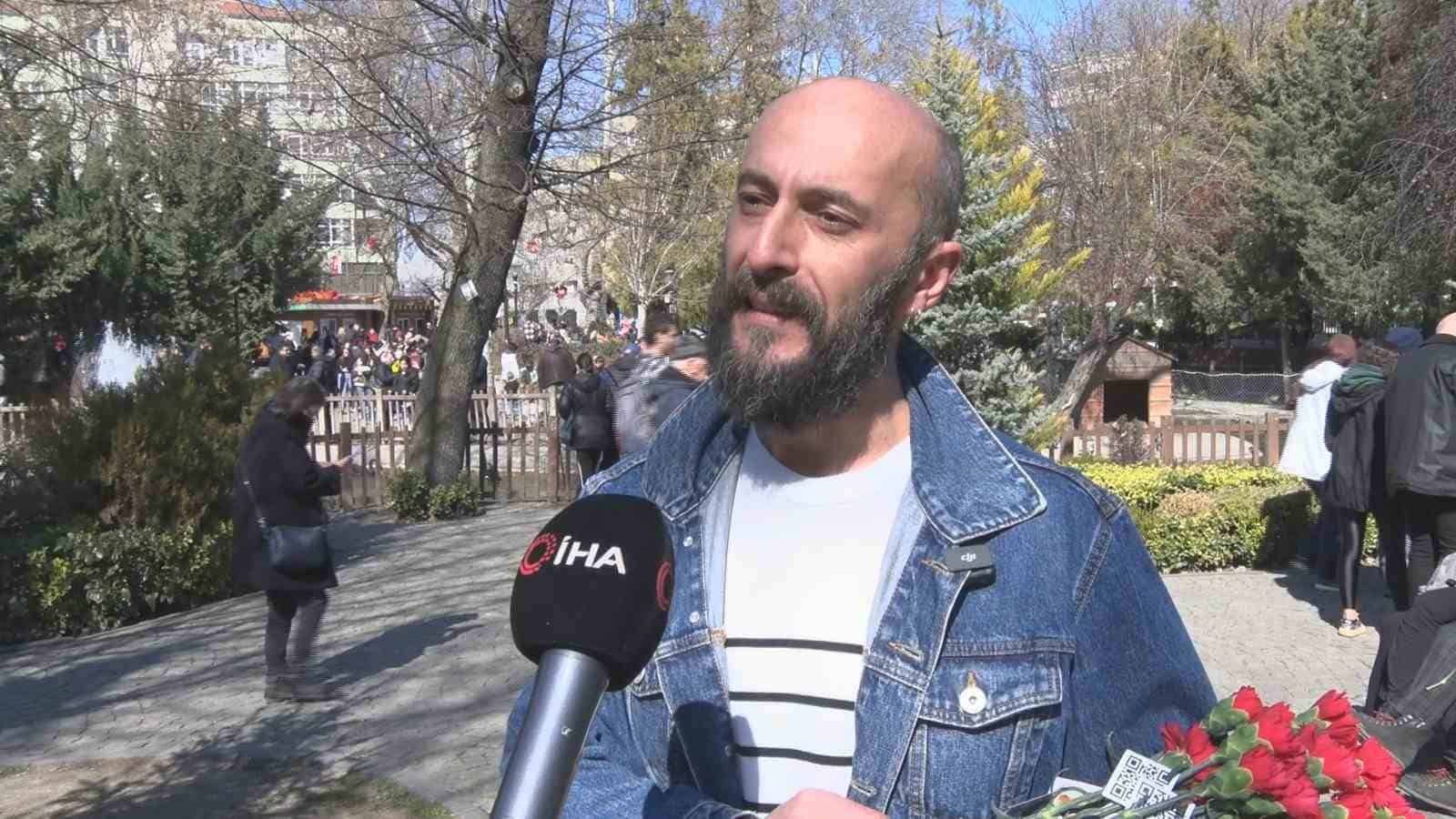 "Çiçek Doktoru" Dünya Kadınlar Günü’nde kadına yönelik şiddete karanfil ile dikkat çekti