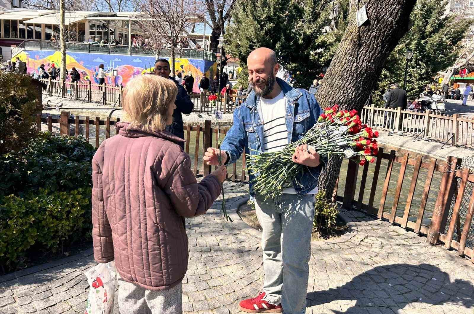 "Çiçek Doktoru" Dünya Kadınlar Günü’nde kadına yönelik şiddete karanfil ile dikkat çekti