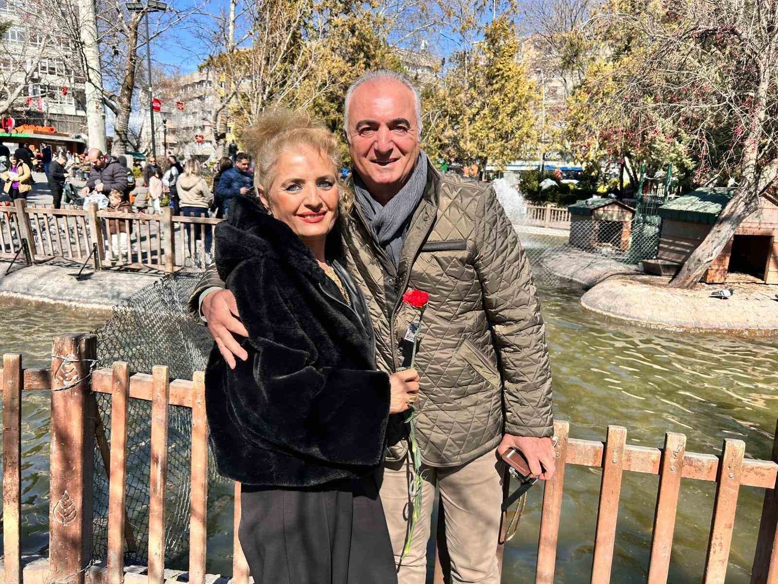 "Çiçek Doktoru" Dünya Kadınlar Günü’nde kadına yönelik şiddete karanfil ile dikkat çekti