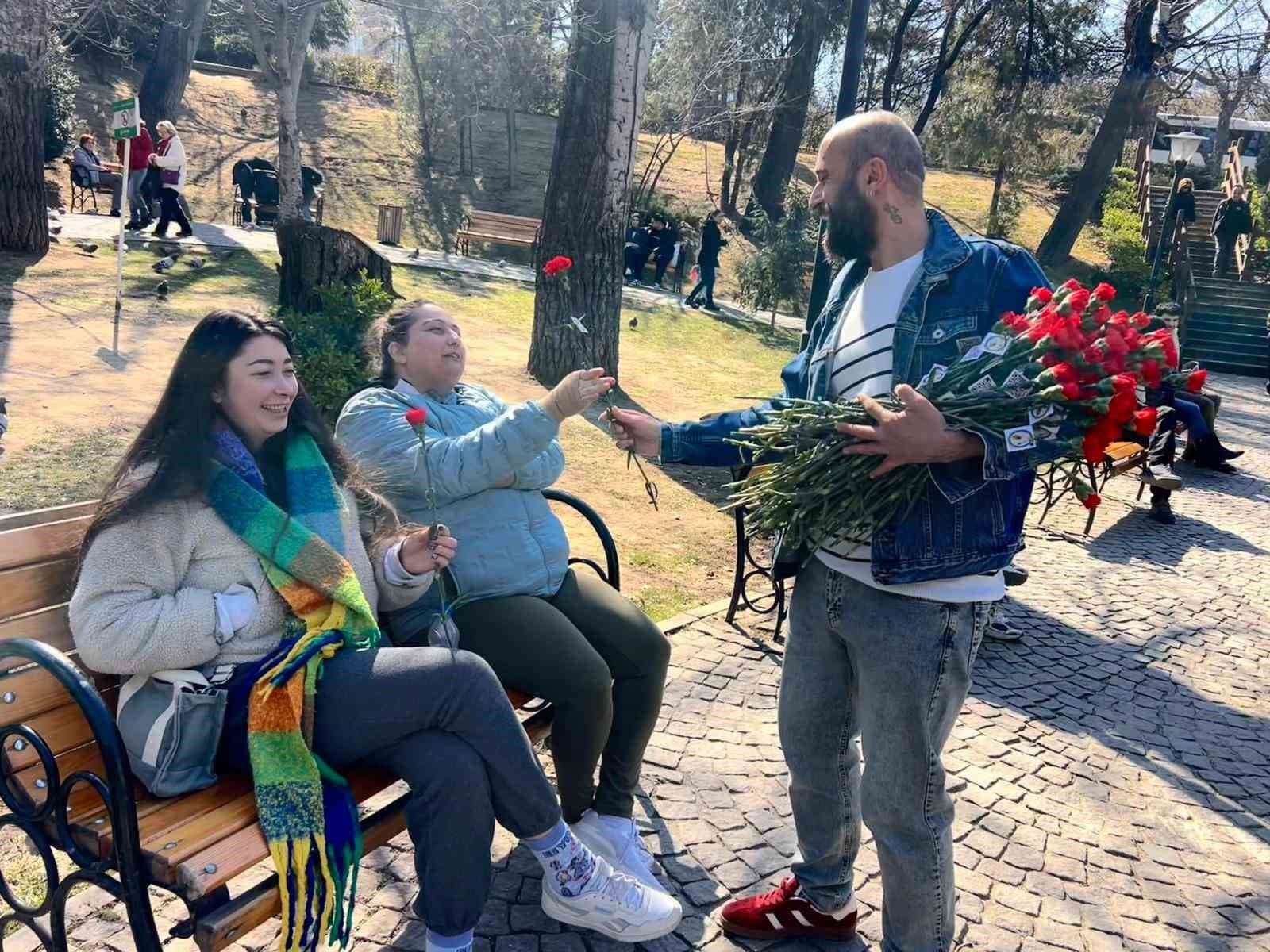 "Çiçek Doktoru" Dünya Kadınlar Günü’nde kadına yönelik şiddete karanfil ile dikkat çekti