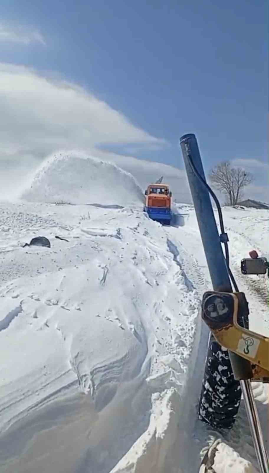Bingöl’de yol açma çalışmaları devam ediyor