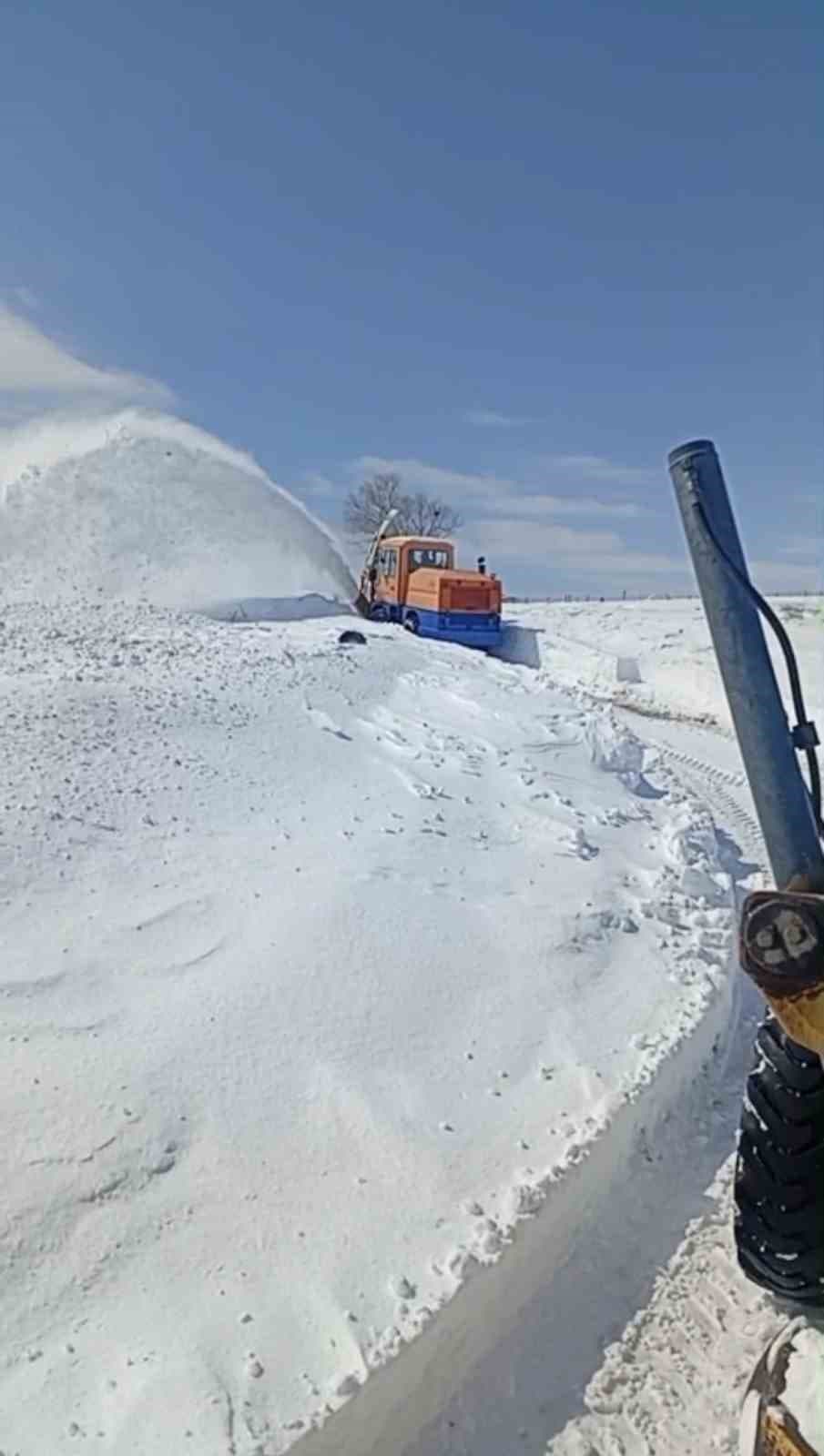 Bingöl’de yol açma çalışmaları devam ediyor