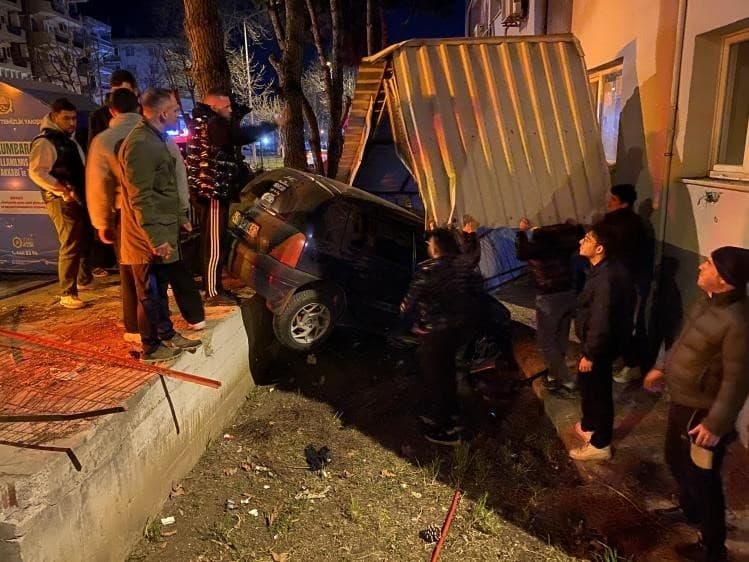 Bursa’da kontrolden çıkan araç apartmanın bahçesine savruldu