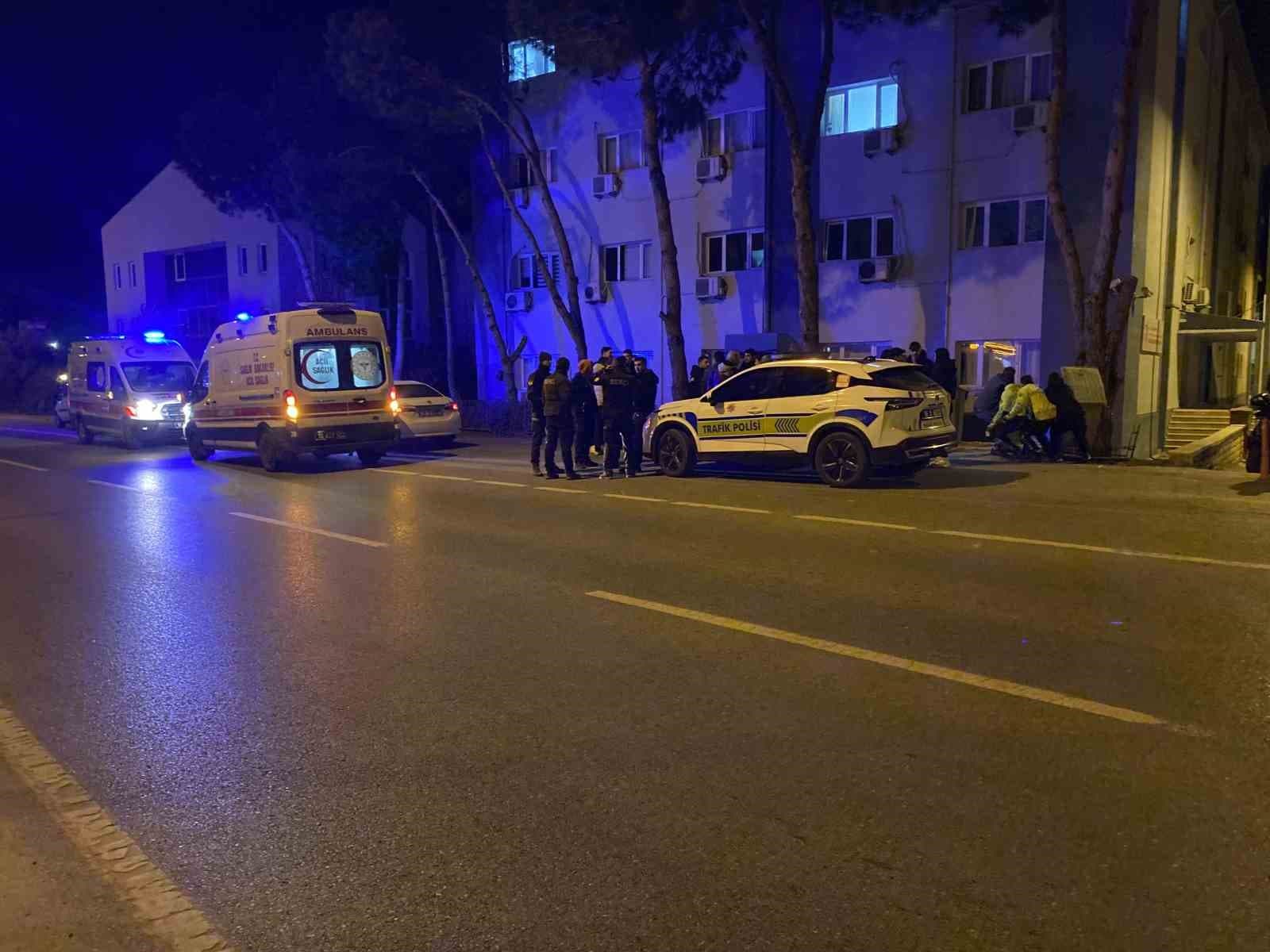 Bursa’da kontrolden çıkan araç apartmanın bahçesine savruldu