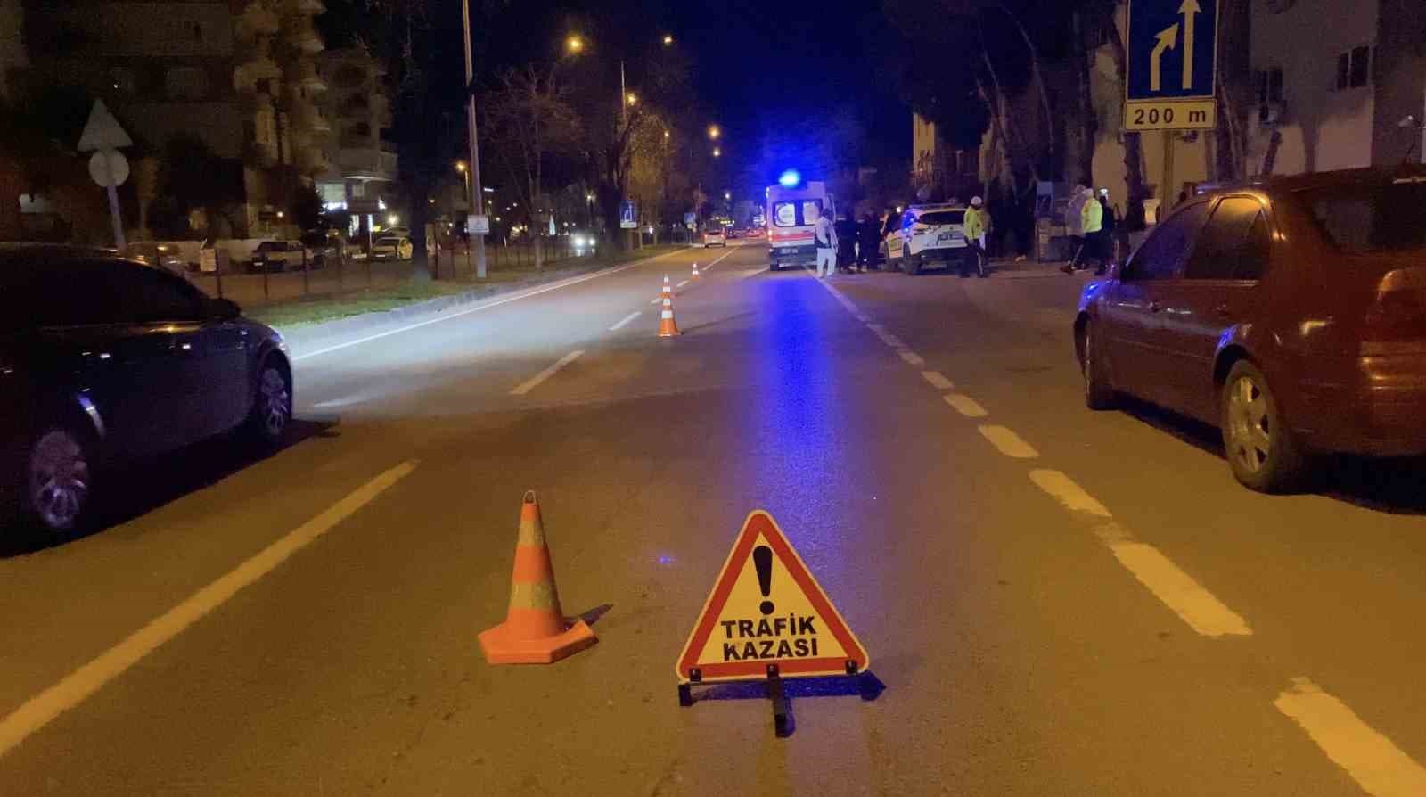 Bursa’da kontrolden çıkan araç apartmanın bahçesine savruldu