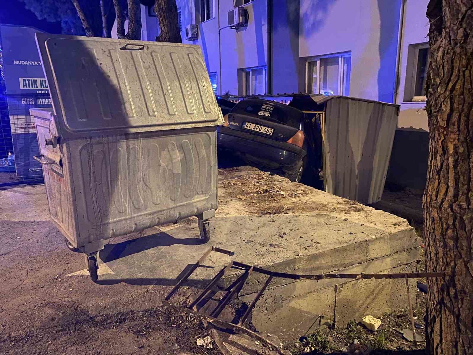 Bursa’da kontrolden çıkan araç apartmanın bahçesine savruldu