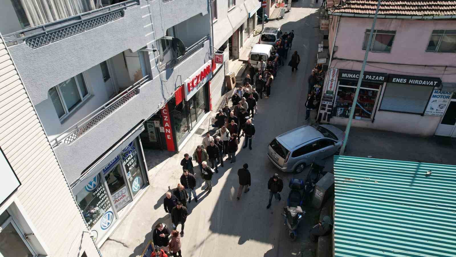 Bursa’da APP plaka izdihamı...Kuyruk sokaklara taştı