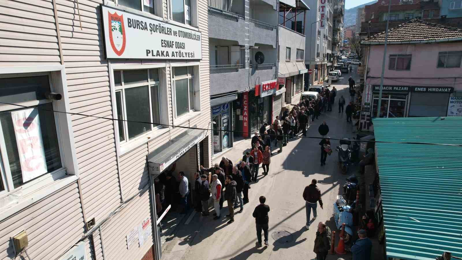 Bursa’da APP plaka izdihamı...Kuyruk sokaklara taştı