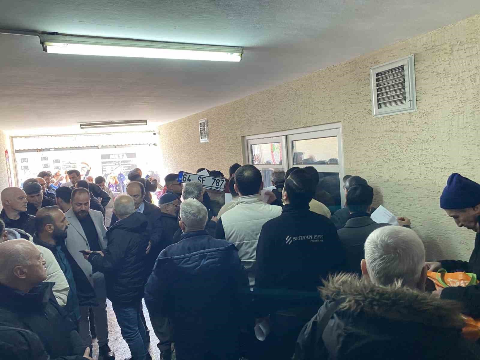 Bursa’da APP plaka izdihamı...Kuyruk sokaklara taştı