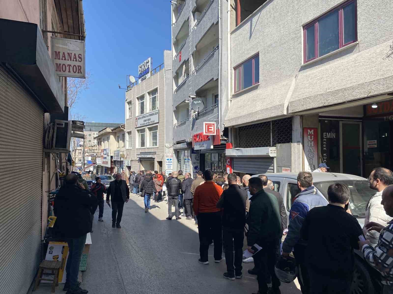 Bursa’da APP plaka izdihamı...Kuyruk sokaklara taştı