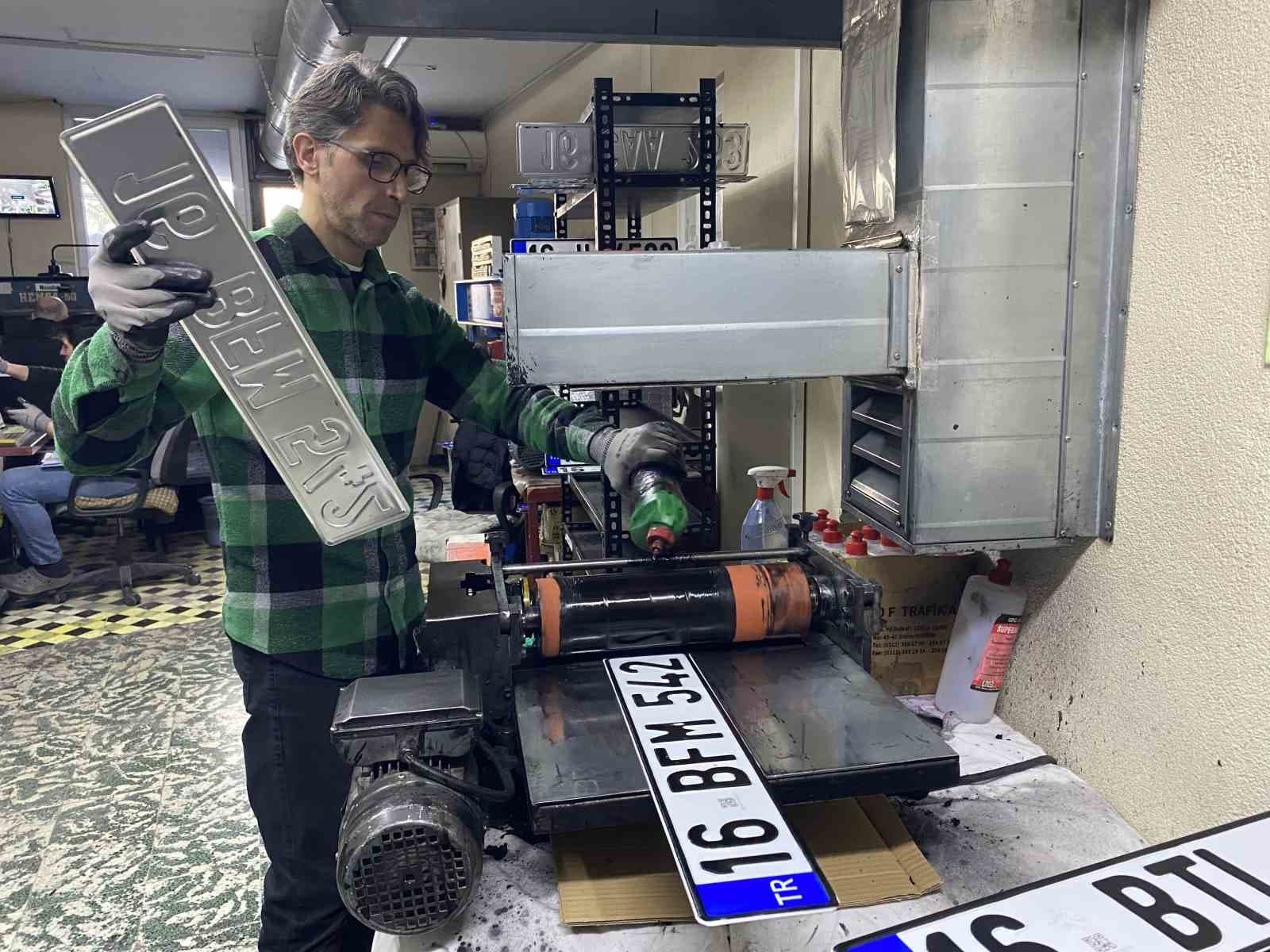 Bursa’da APP plaka izdihamı...Kuyruk sokaklara taştı