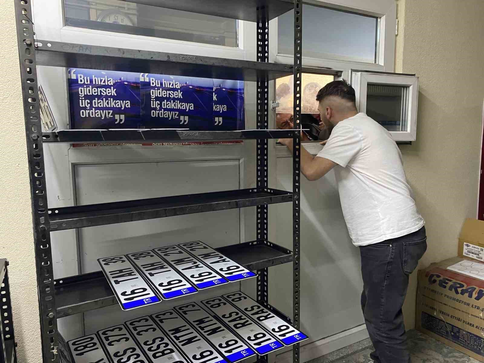 Bursa’da APP plaka izdihamı...Kuyruk sokaklara taştı