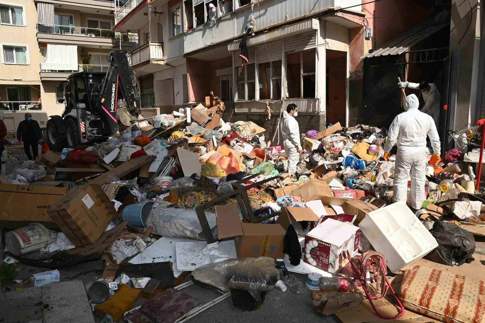 Karabağlar’da çöp evden 12 kamyon atık çıkarıldı