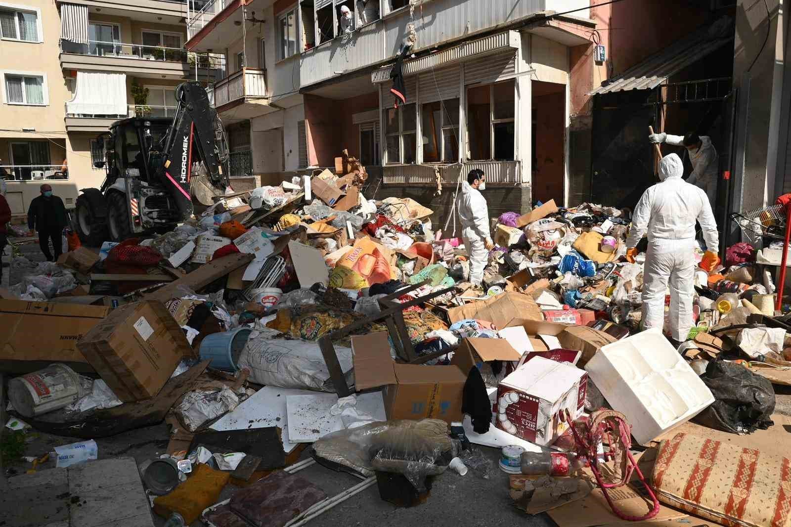 Karabağlar’da çöp evden 12 kamyon atık çıkarıldı