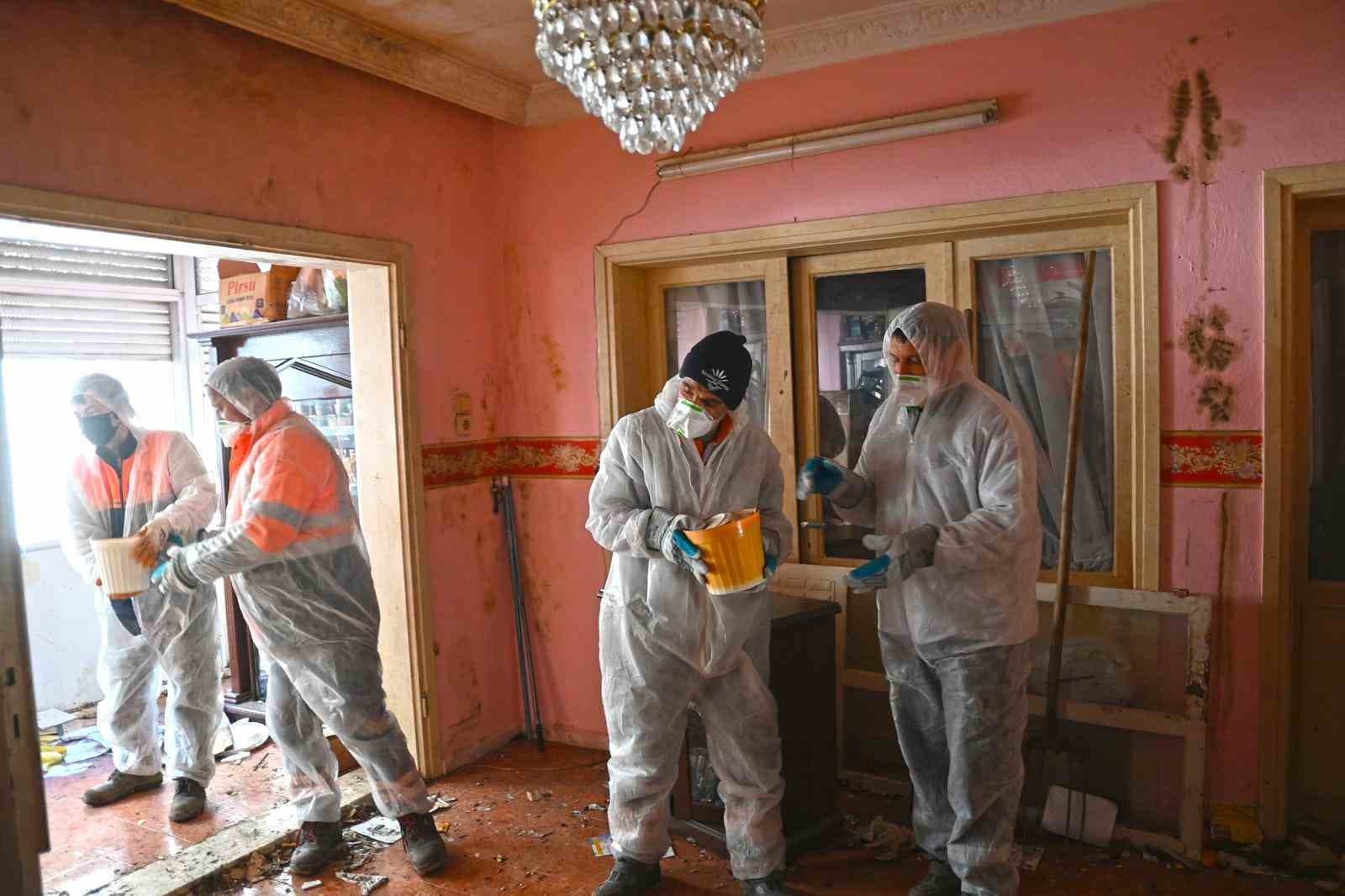 Karabağlar’da çöp evden 12 kamyon atık çıkarıldı