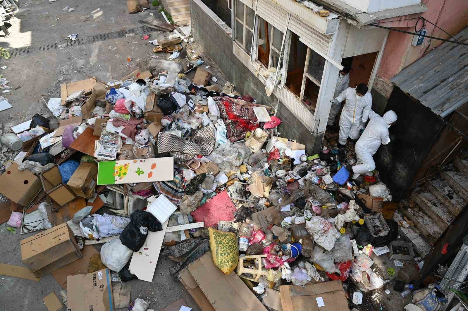 Karabağlar’da çöp evden 12 kamyon atık çıkarıldı