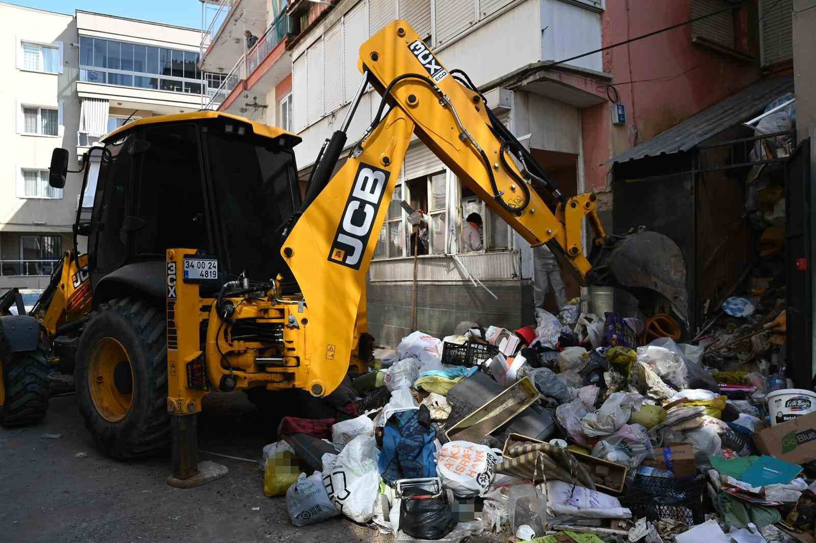 Karabağlar’da çöp evden 12 kamyon atık çıkarıldı