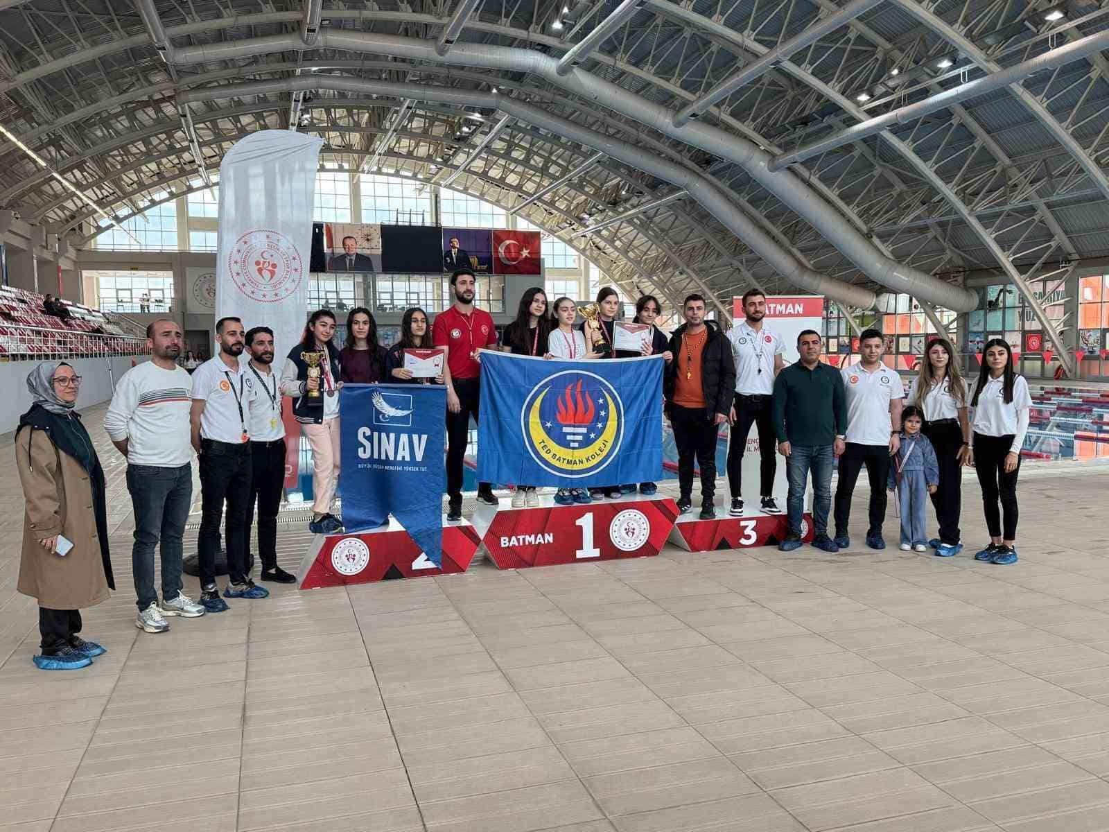 Batman’da yüzme yıldızları sahne aldı