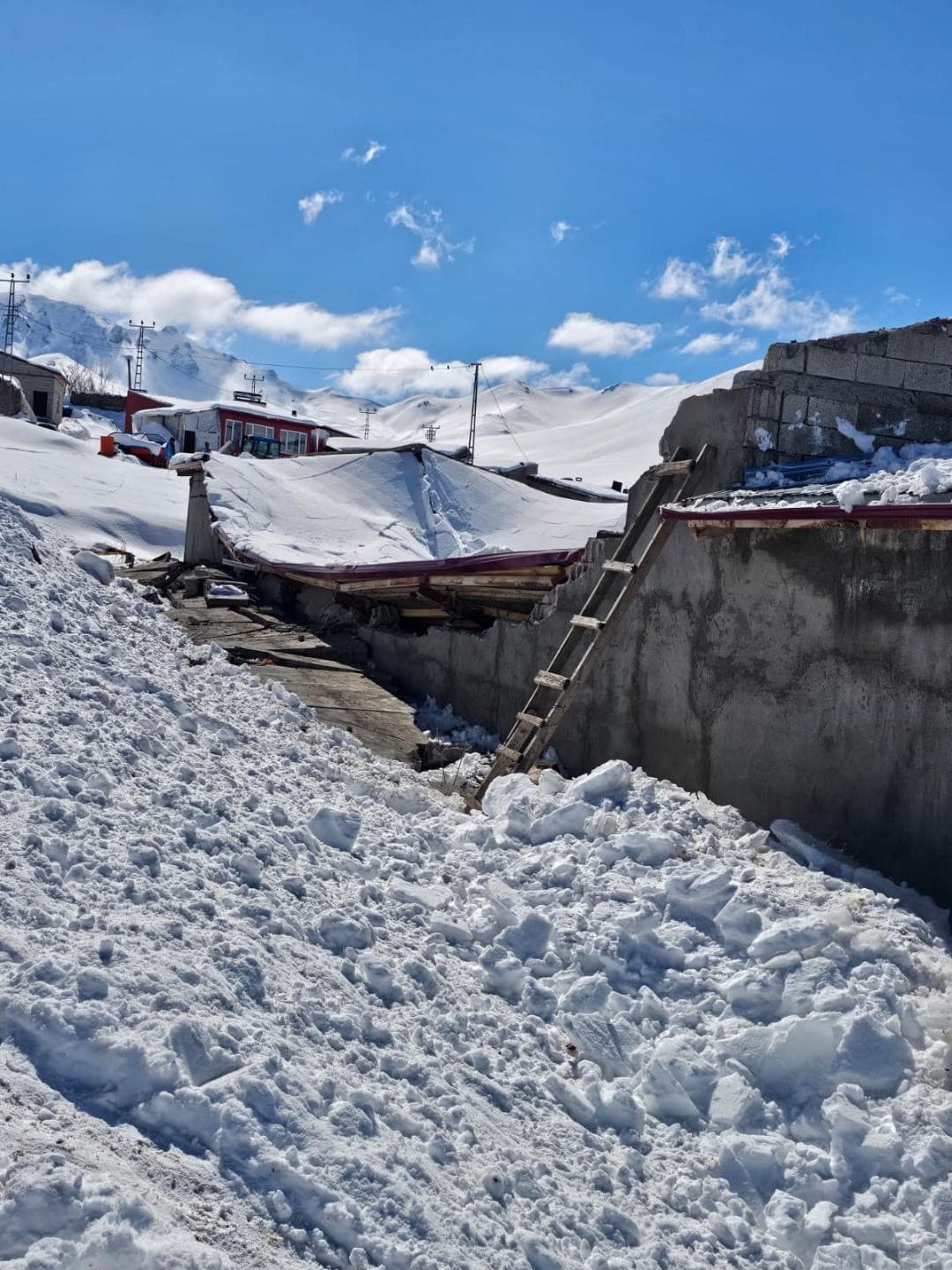Iğdır’da ahır çöktü: Hayvanların önceden çıkarılması facianın önüne geçti