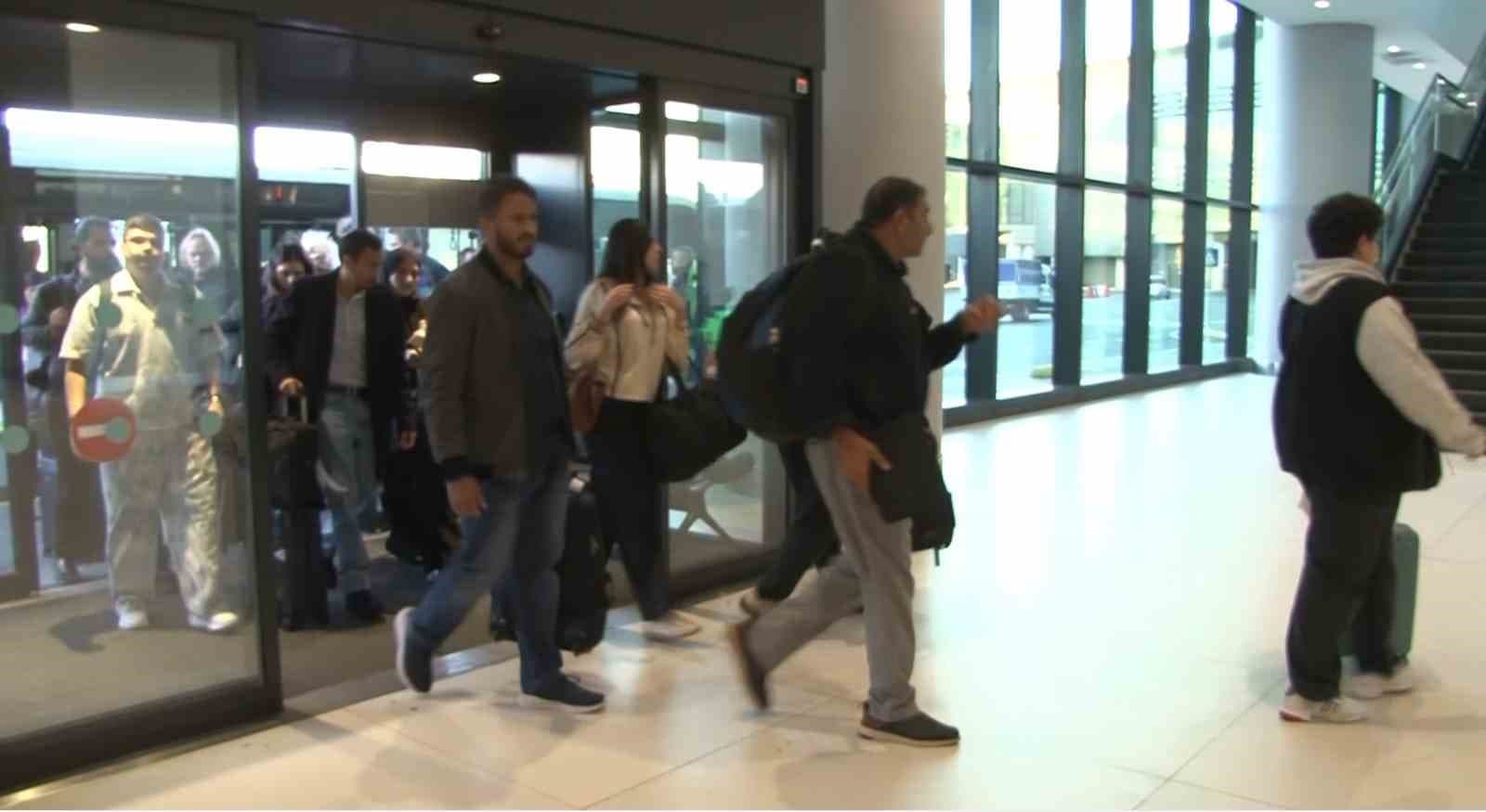 Katar’da mahsur kalan Türk vatandaşları Türkiye’ye döndü