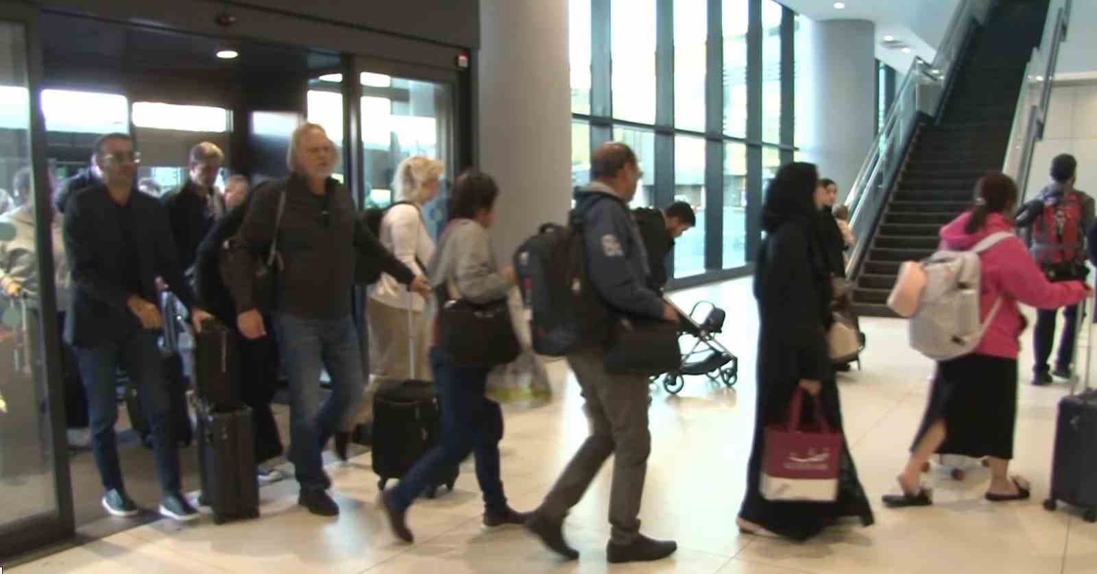 Katar’da mahsur kalan Türk vatandaşları Türkiye’ye döndü