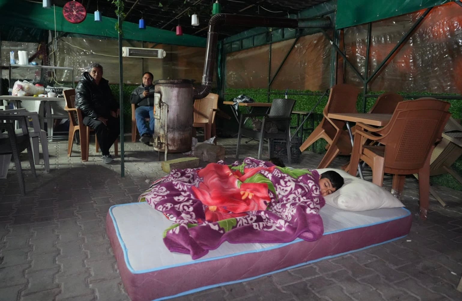 Buldan’da 5.1 büyüklüğündeki depremin ardından yaşanan artçılardan korkan vatandaşlar dışarda sabahladı