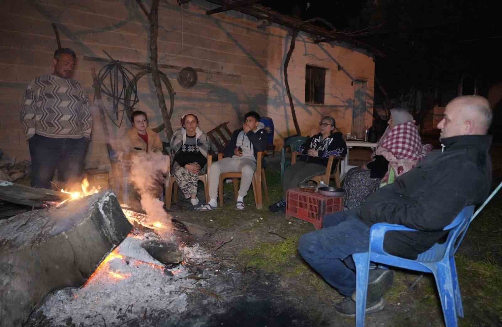 Buldan’da 5.1 büyüklüğündeki depremin ardından yaşanan artçılardan korkan vatandaşlar dışarda sabahladı