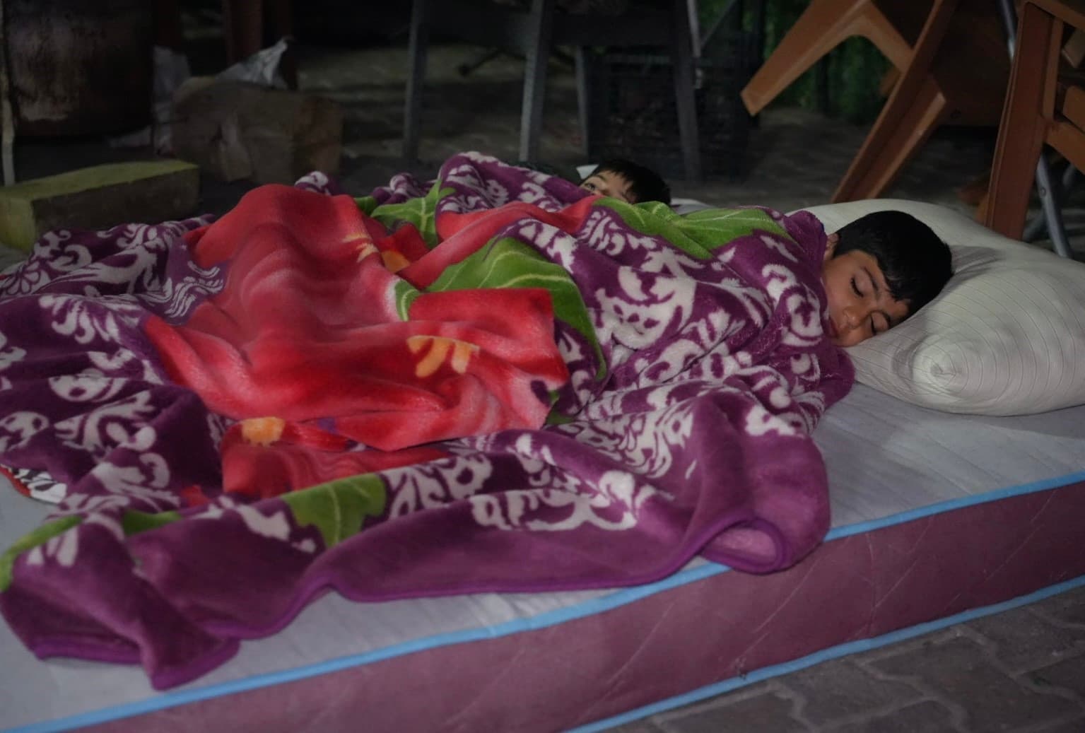 Buldan’da 5.1 büyüklüğündeki depremin ardından yaşanan artçılardan korkan vatandaşlar dışarda sabahladı