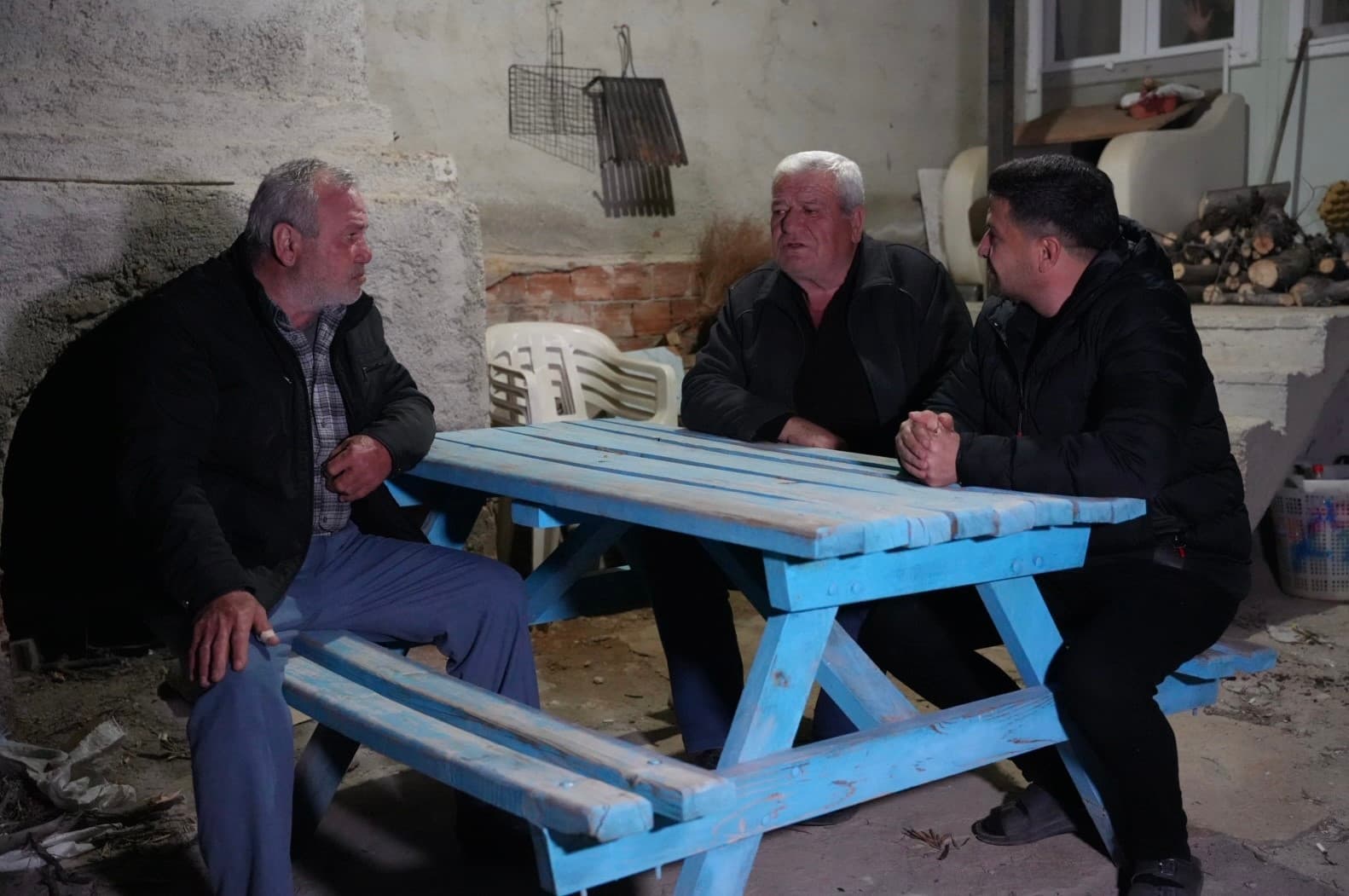 Buldan’da 5.1 büyüklüğündeki depremin ardından yaşanan artçılardan korkan vatandaşlar dışarda sabahladı