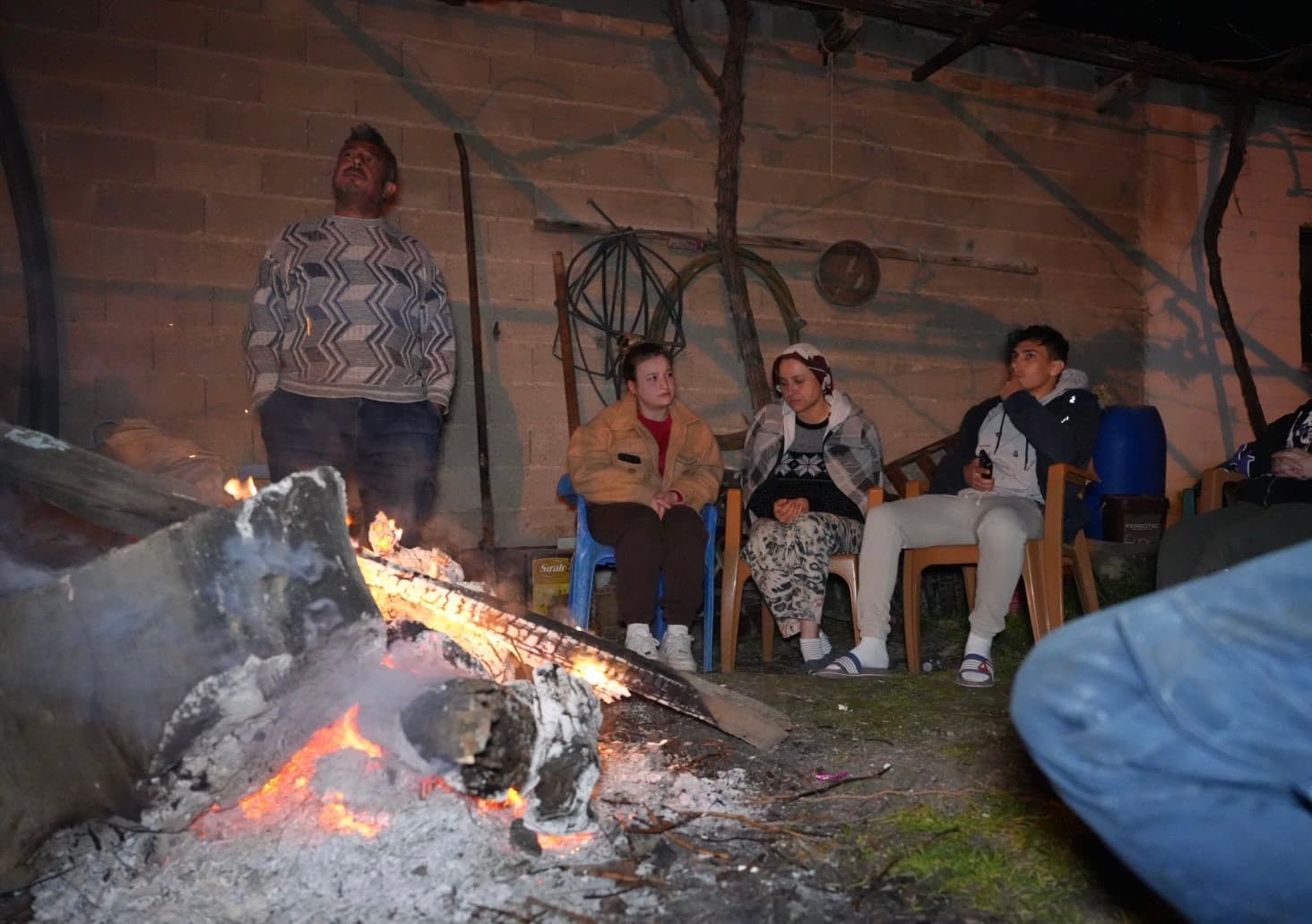 Buldan’da 5.1 büyüklüğündeki depremin ardından yaşanan artçılardan korkan vatandaşlar dışarda sabahladı