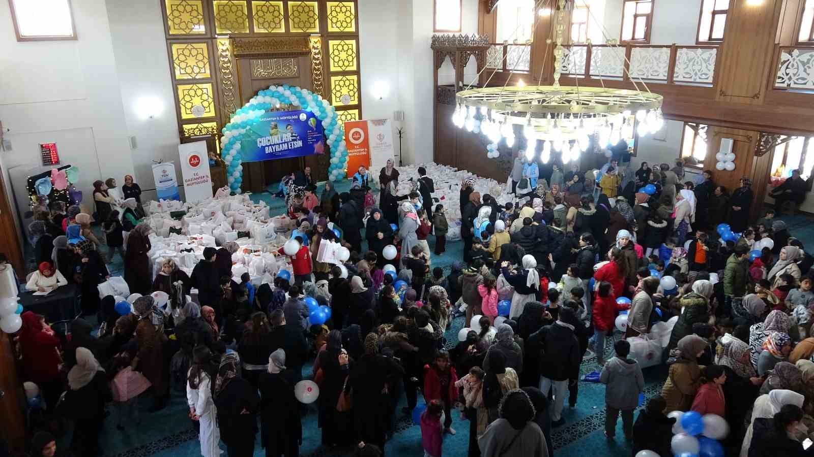 Ramazan Bayramı öncesi yetim çocukların yüzleri güldürüldü