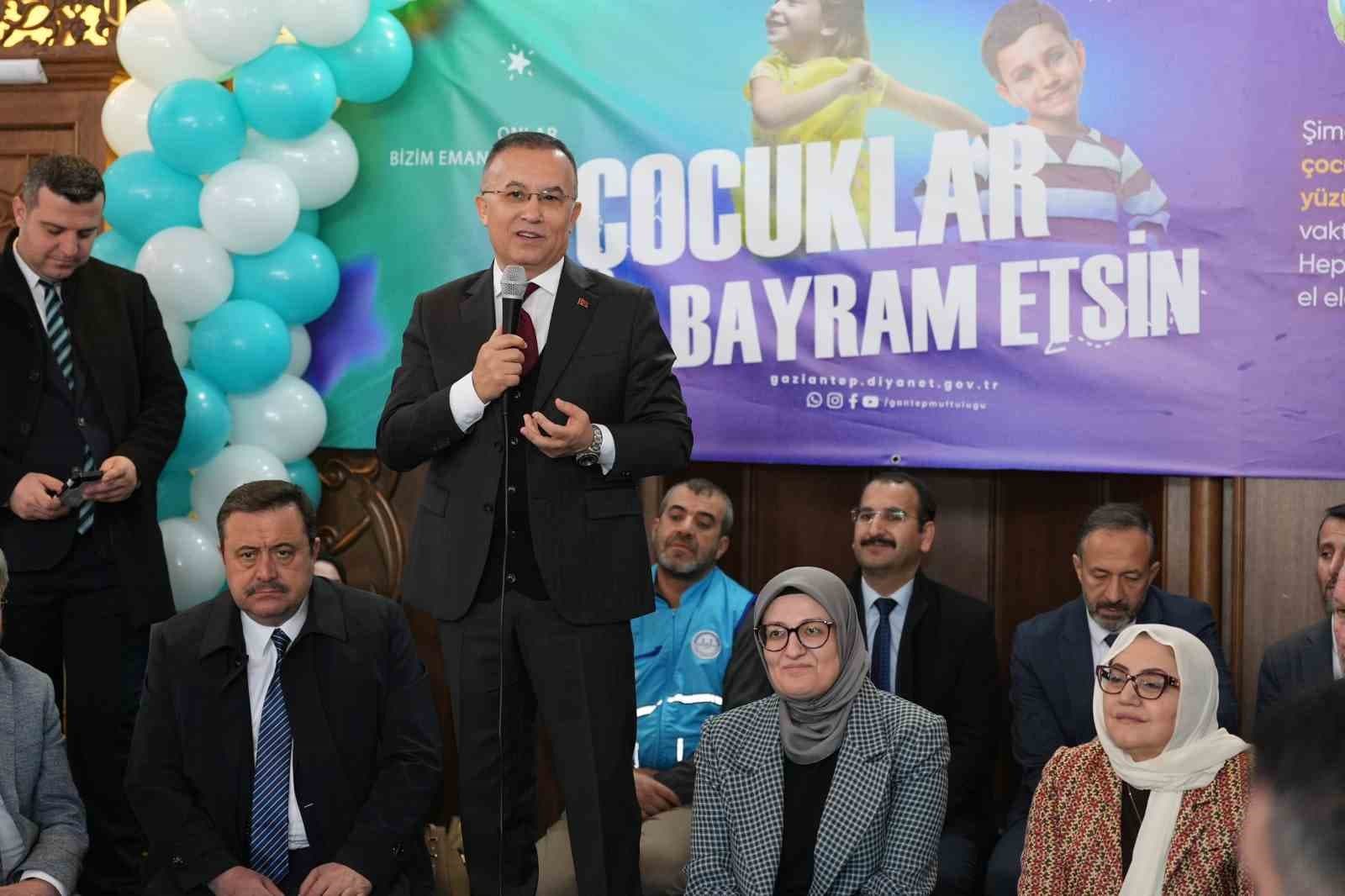Ramazan Bayramı öncesi yetim çocukların yüzleri güldürüldü