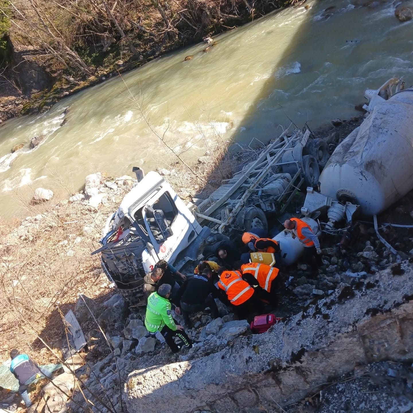 Kastamonu’da beton mikseri dere yatağına uçtu: 1 yaralı
