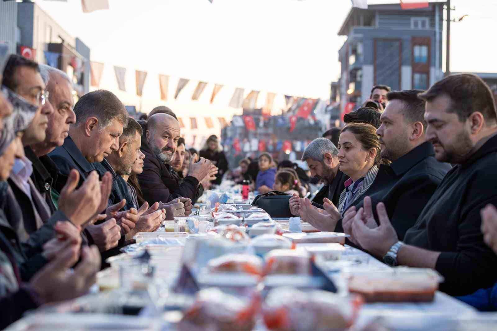 Çamdibi’nde binlerce kişilik iftar sofrası