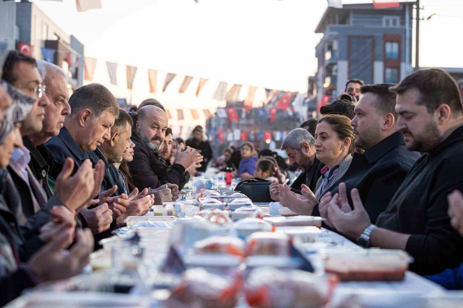 Çamdibi’nde binlerce kişilik iftar sofrası