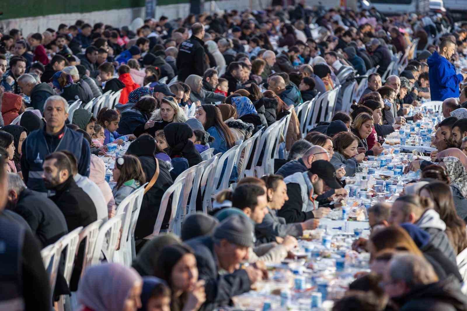 Çamdibi’nde binlerce kişilik iftar sofrası