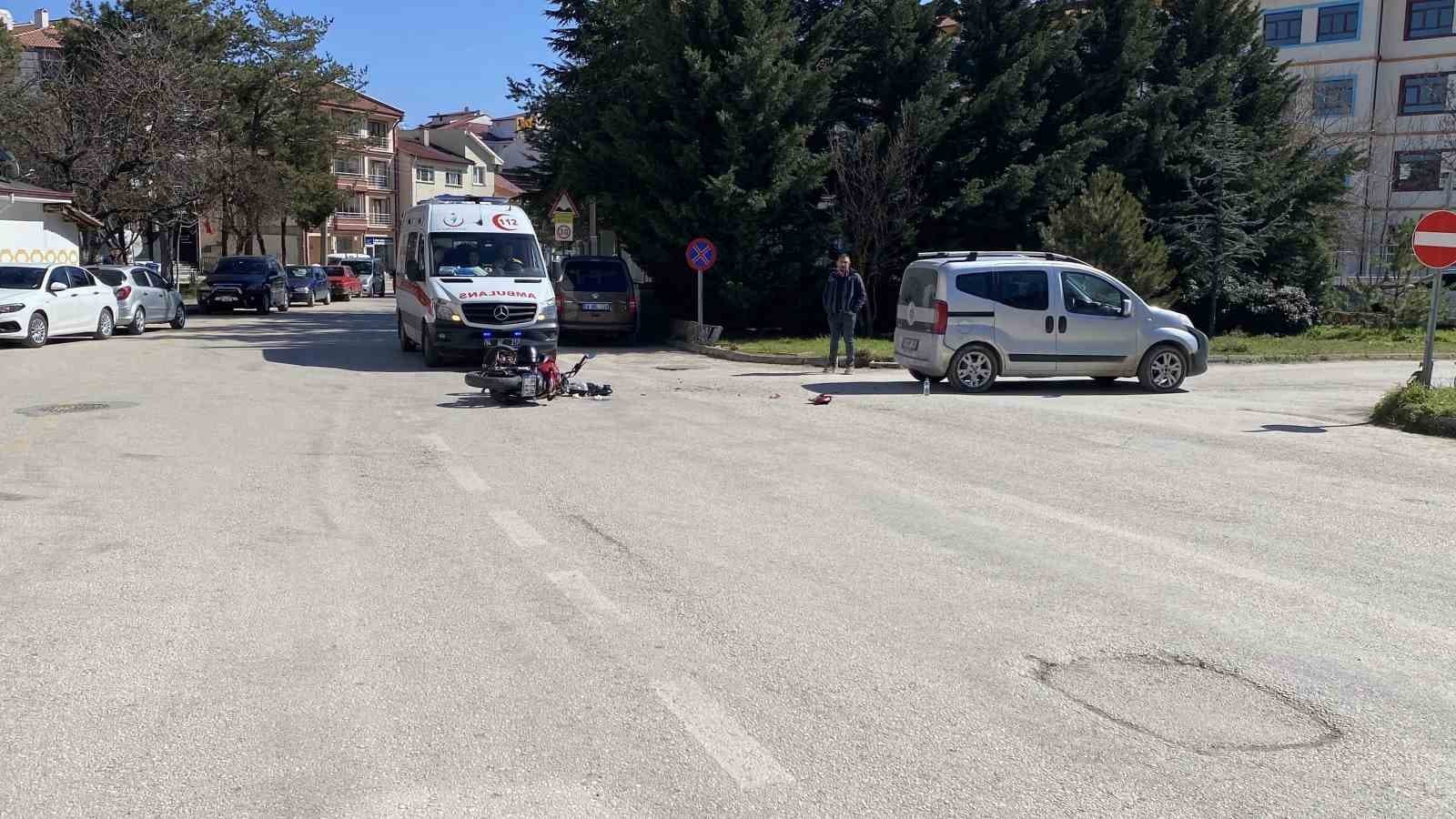 Bolu’da hafif ticari araç ile motosiklet çarpıştı: 1 yaralı