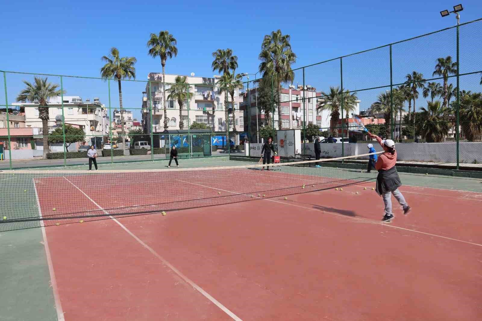 Akdeniz Belediyesinin tenis kursu genç yetenekleri yetiştiriyor