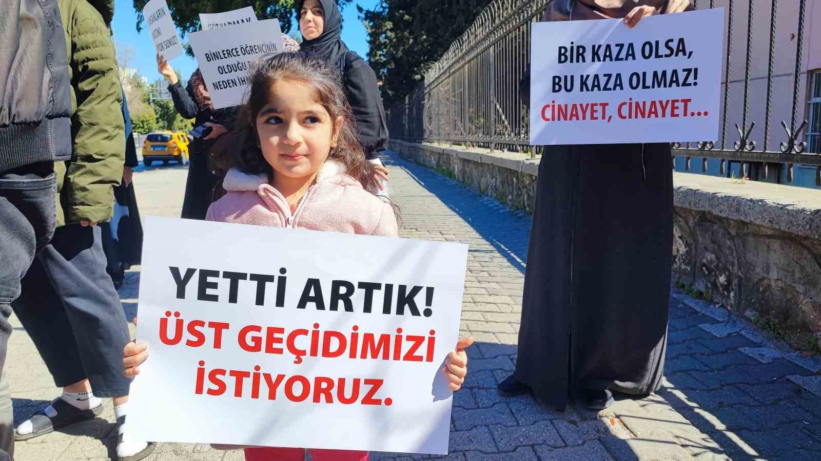 Üst geçit isteyen mahalleli eylem yapıp belediyeye tepki gösterdi