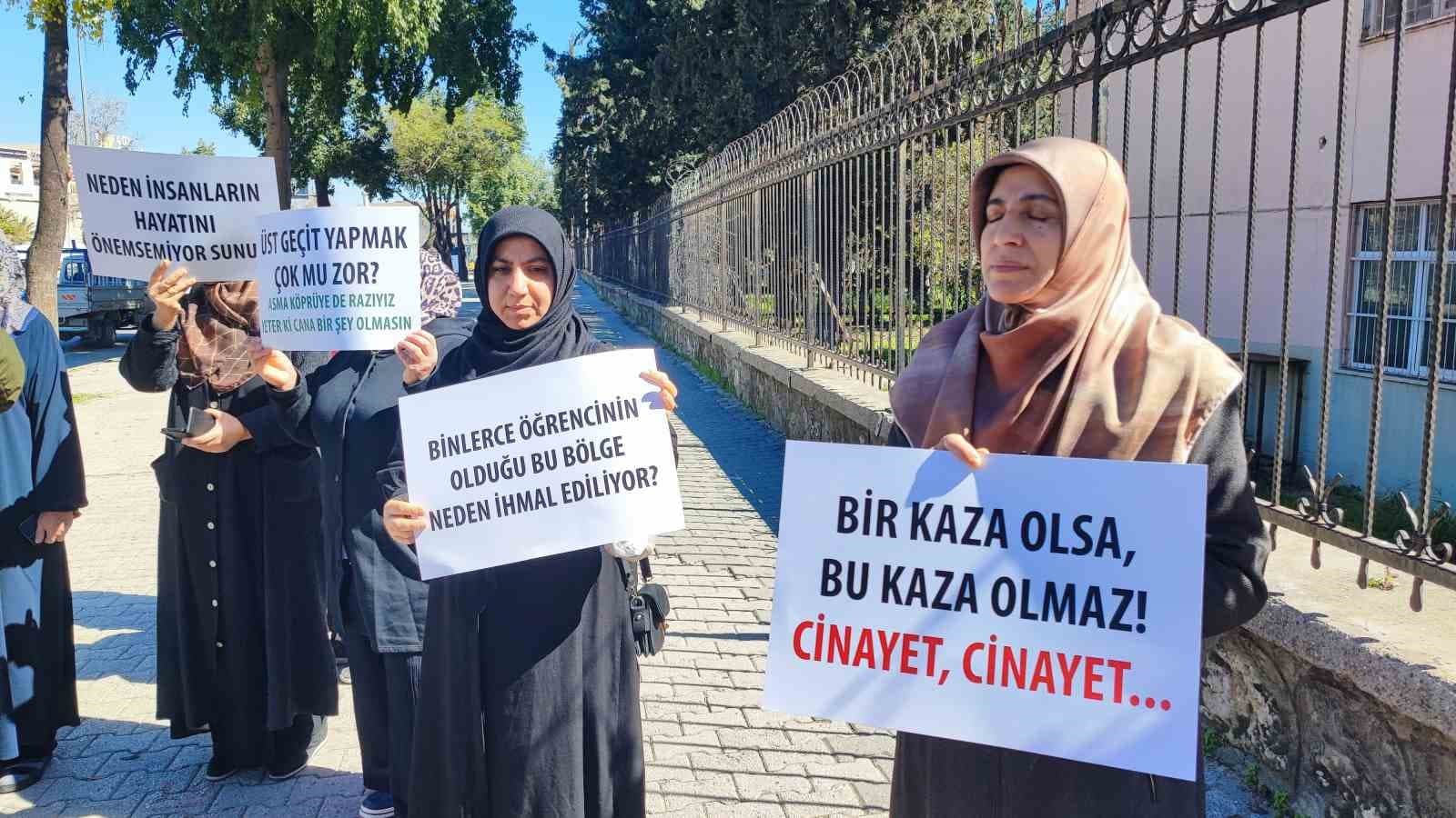 Üst geçit isteyen mahalleli eylem yapıp belediyeye tepki gösterdi