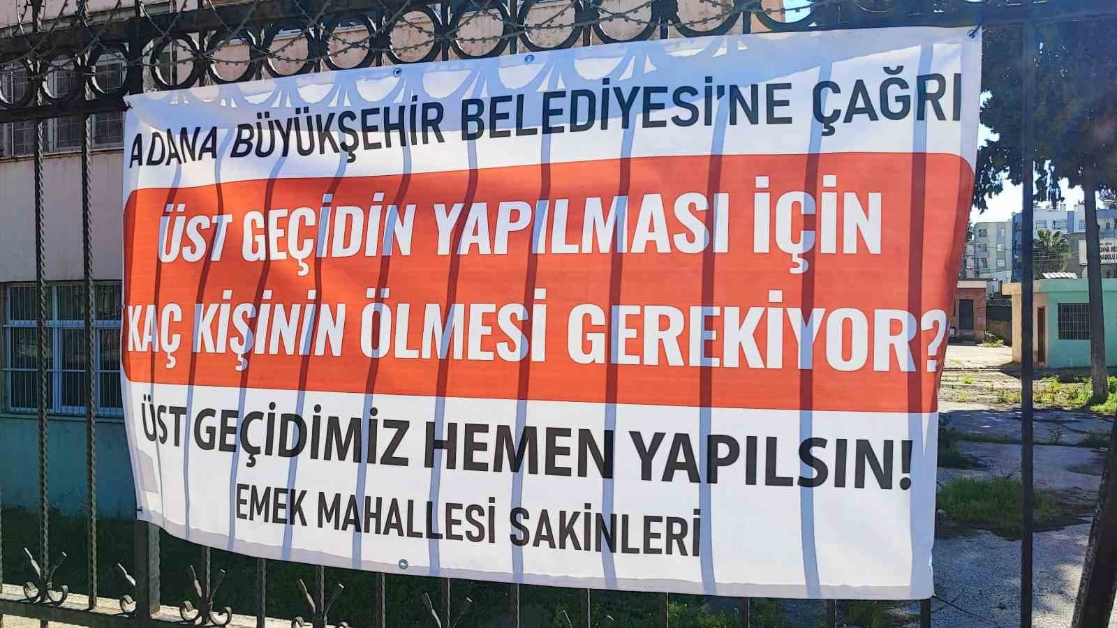 Üst geçit isteyen mahalleli eylem yapıp belediyeye tepki gösterdi