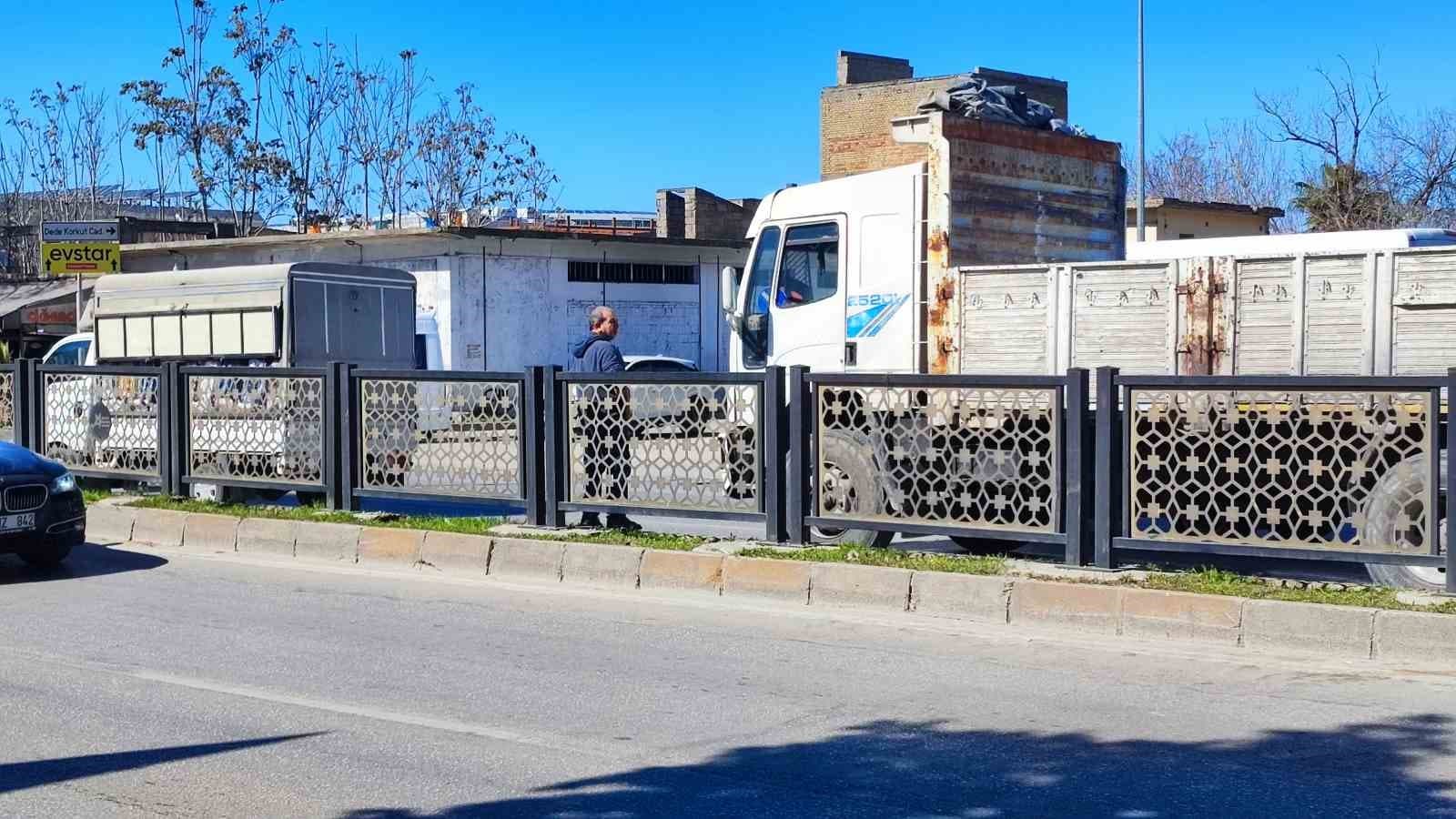 Üst geçit isteyen mahalleli eylem yapıp belediyeye tepki gösterdi