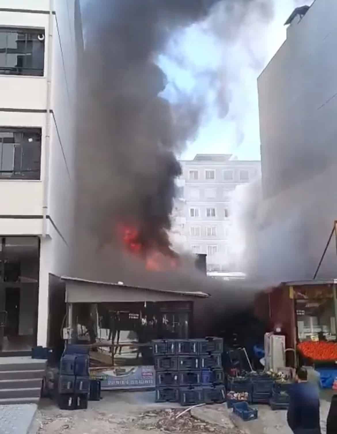 Kahramanmaraş’ta manavda çıkan yangını itfaiye söndürdü