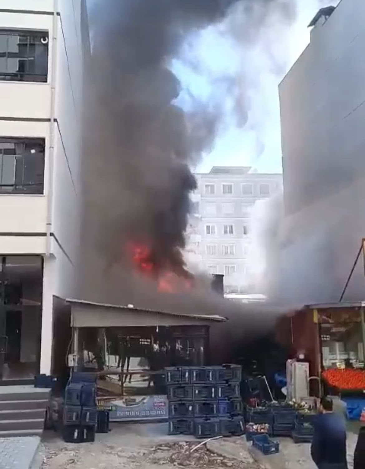 Kahramanmaraş’ta manavda çıkan yangını itfaiye söndürdü
