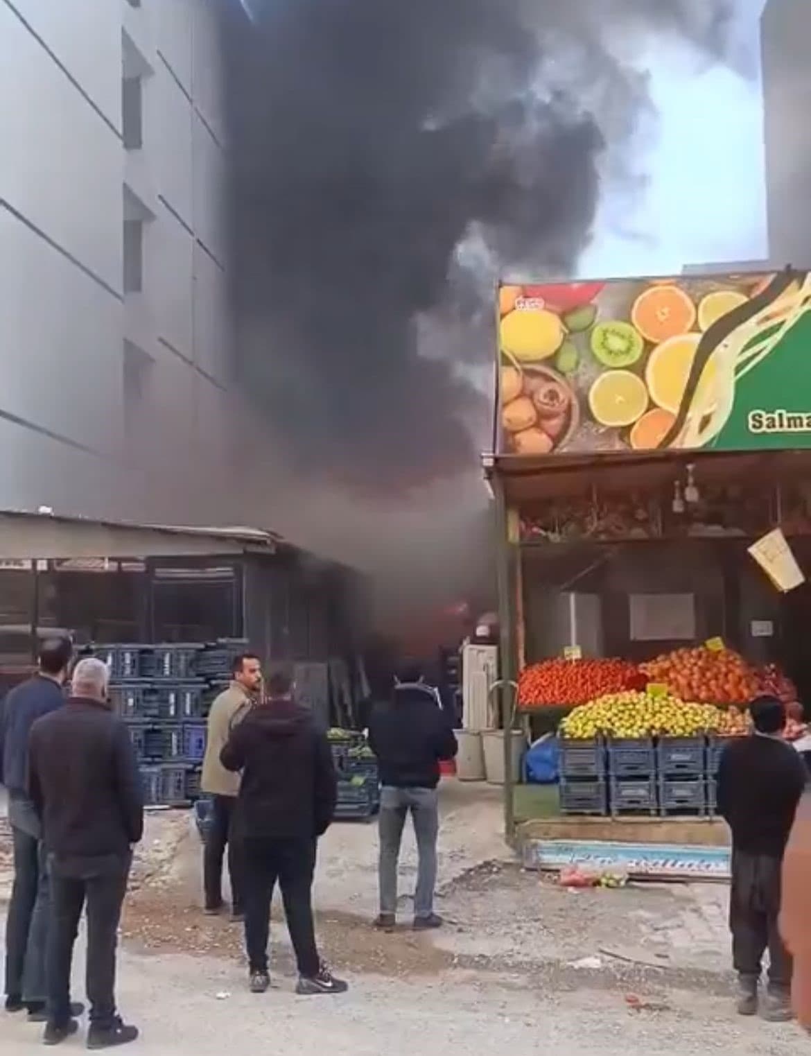 Kahramanmaraş’ta manavda çıkan yangını itfaiye söndürdü
