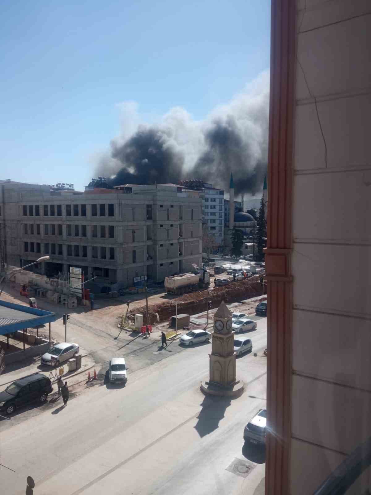 Kahramanmaraş’ta manavda çıkan yangını itfaiye söndürdü