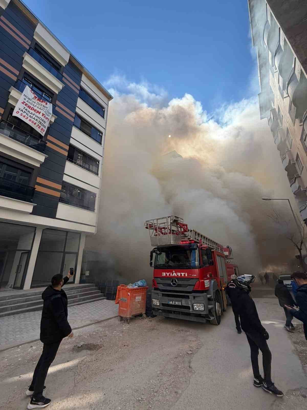 Kahramanmaraş’ta manavda çıkan yangını itfaiye söndürdü